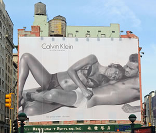 Illustration for article titled NYC's Sexiest Billboard Doesn't Care For Dumphones